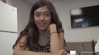 Ella se pone a través del escurridor por este hombre caliente