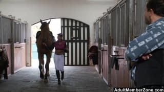 Esta bella mulata sabe montar muy bien