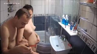 La joven pareja se filma mientras se duchan La joven pareja se filma mientras se duchan