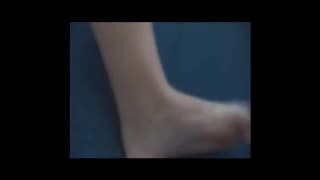 El adora que ella lo masturbe con sus pies