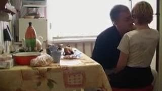 En casa se entrega al placer con su macho