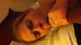 La pilla con su móvil mamándole el palo