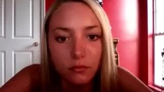 Esta rubia tan inocentona se masturba sola