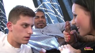 La BBC sodomiza a una chica y su novio le lame el coño