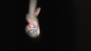 Se afeita el coño mientras alguien la graba a través de la cerradura