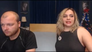 Un tipo maduro consigue que su guarra mujer se lo folle en vivo