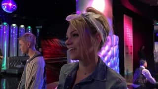 Le tocan el coño en un encuentro sexual en Las Vegas