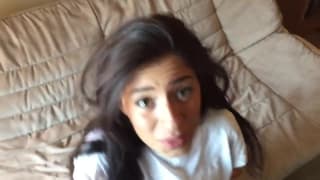 Flaca pero buena chupando un pene en POV