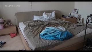 Una pareja joven común teniendo sexo en diferentes lugares