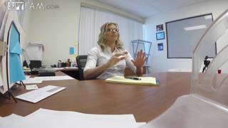 Esta secretaria ha decidido abrirle el coño a su jefe!