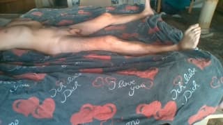 Joven mamando y disfrutando placenteramente