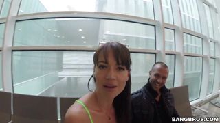 Esta morena tetona chupa polla en un aparcamiento con su macho