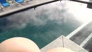 Dos zorras lesbianas de vacaciones tienen mucho sexo juntas!