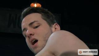 Dos chicos super guapos devorando sus traseros con mucha pasión.