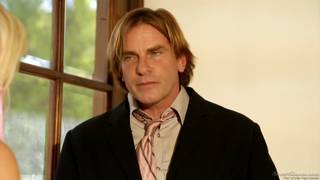 Sexy rubia seduce a un rudo policía