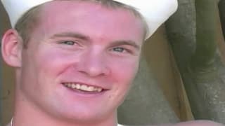 Greg Logan disfruta masturbándose en uniforme