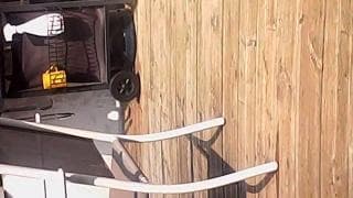 Ella intenta grabar la mamada de polla