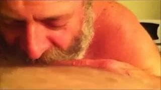 Mamando se la pone dura asu amigo viejo