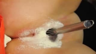 Haciendo un pastel en el coño de una chica