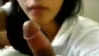 Hace que su sobrina se la chupe y la graba