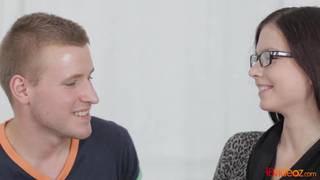 Dos jóvenes actores porno se lamen antes de follar.