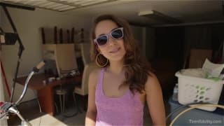 Remy LaCroix alterna entre el hula hoop y la polla