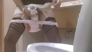 El travestido masturbándose en el baño