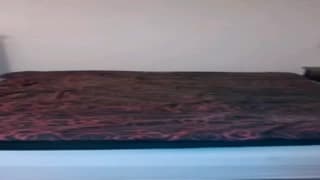 Tipo vestido de mujer tontea en la cama