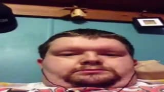 Gordo se excita con su diminuto pene Gordo se excita con su diminuto pene