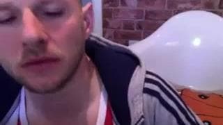 Hombre casado disfruta masturbarse en casa