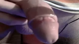 Joven gay de cabello largo en la webcam