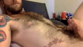 Chico tatuado y peludo se masturba en cámara Chico tatuado y peludo se masturba en cámara