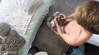 Rebel Lynn es una flaca sorprende a su hermano que se masturba