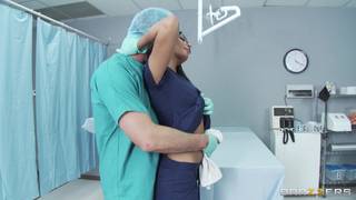 Médico y enfermera follan en la consulta Médico y enfermera follan en la consulta