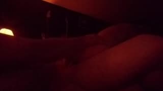 En la oscuridad follando con la novia frente a la hermana