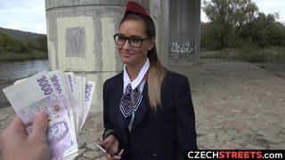 En Xhamster, la bella azafata recibe dinero a cambio de sexo!