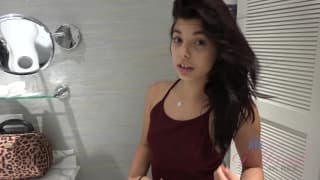 Esta morena que se abre las piernas en la cama y quiere sexo