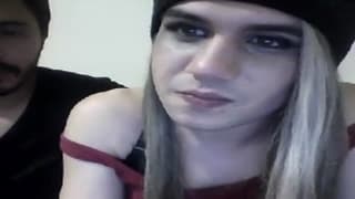 Este chico folla a su amigo vestido de chica