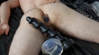 Se mete un dildo en el ano y lo hace feliz