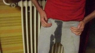 A este tío le ecvita orinarse en la ropa