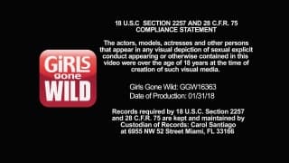 Una rubia se toca en la ducha después del yoga