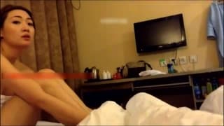 En casa con una puta morena que chupa polla