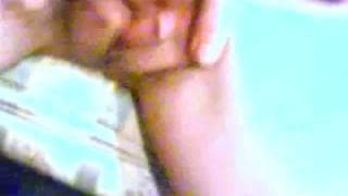 Ella juega con la chocha y lo transmite