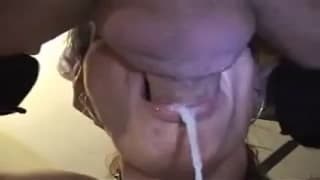 Mamando su polla se excita hasta que se corre Mamando su polla se excita hasta que se corre