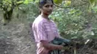 Jovencita hindú es penetrada en la selva Jovencita hindú es penetrada en la selva