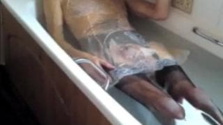 Él se pone pantimedias negras en la bañera Él se pone pantimedias negras en la bañera
