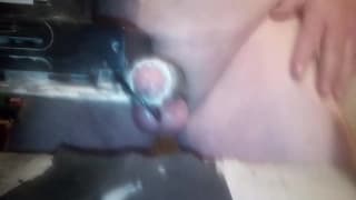 Este tipo se fabricó un vibrador casero para su polla Este tipo se fabricó un vibrador casero para su polla
