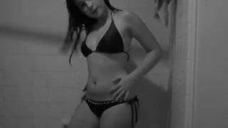 Amanda baila en traje de baño para nosotros