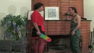 Un imbécil se viste de mujer y se arroja sobre un gilipollas