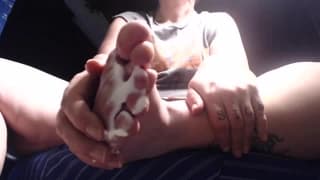 Trans se excita masajeando sus pies